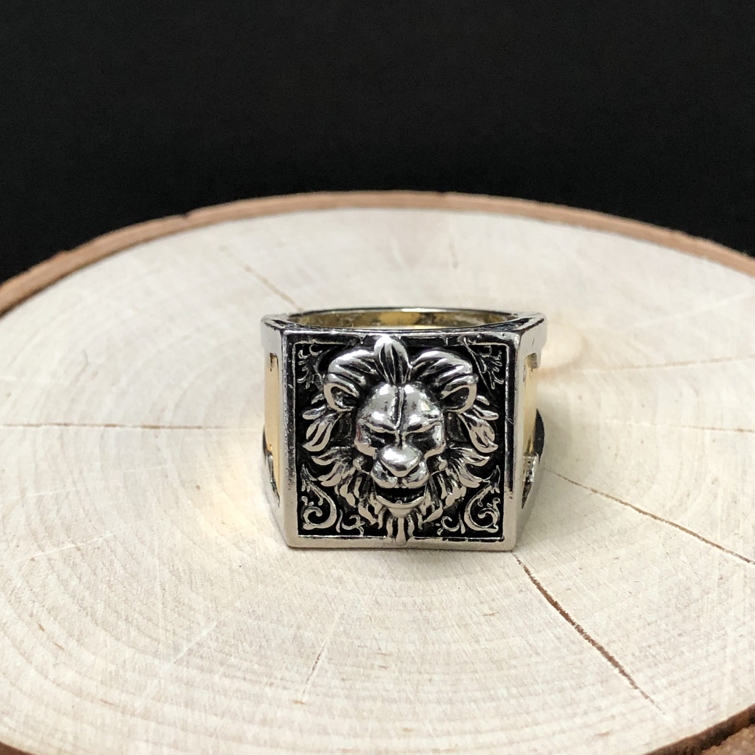 Lions Den ring